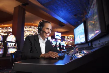 উৎসবের মুহূর্তে ঐতিহ্যবাহী পোশাক পরা এক আনন্দিত নারী তার স্মার্টফোন ব্যবহার করছেন, যা দেখায় GOOD11111 অ্যাপ কীভাবে দৈনন্দিন জীবনের সঙ্গে সহজে মানিয়ে যায়।