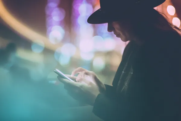 ক্যাসিনো চিপে ঘেরা এক আত্মবিশ্বাসী ডিলার খেলোয়াড়দের GOOD11111 অ্যাকাউন্টে লগইন করতে আহ্বান করছেন—যা দ্রুত ও সহজ লগইন সুবিধাকে উপস্থাপন করে।