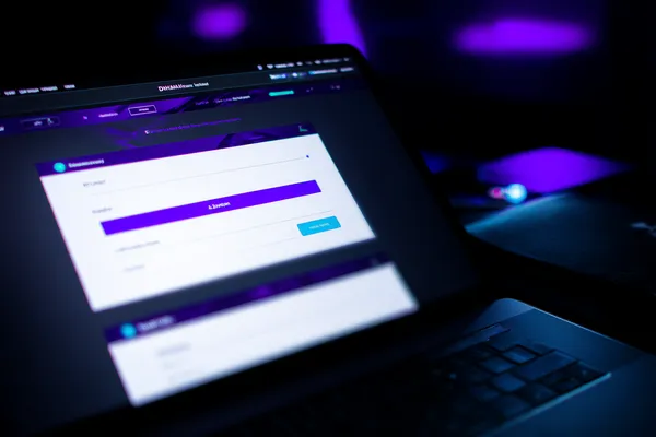 ক্যাসিনো চিপে ঘেরা এক আত্মবিশ্বাসী ডিলার খেলোয়াড়দের GOOD11111 অ্যাকাউন্টে লগইন করতে আহ্বান করছেন—যা দ্রুত ও সহজ লগইন সুবিধাকে উপস্থাপন করে।